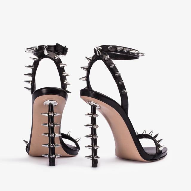 Le Silla Sandalo pelle nero con borchie argento Saldi