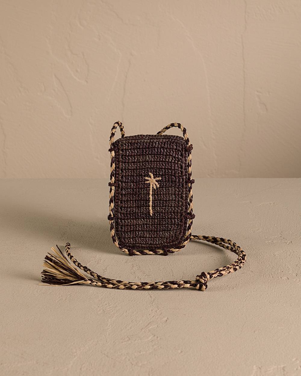 Manebí Raffia Phone Case - Shoulder Strap Chocolate With Tan Palm Vendita Calda