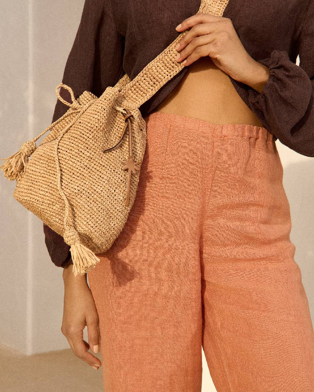 Manebí Raffia Beach Bucket - Palm Leather Tag Tan Acquista Ora