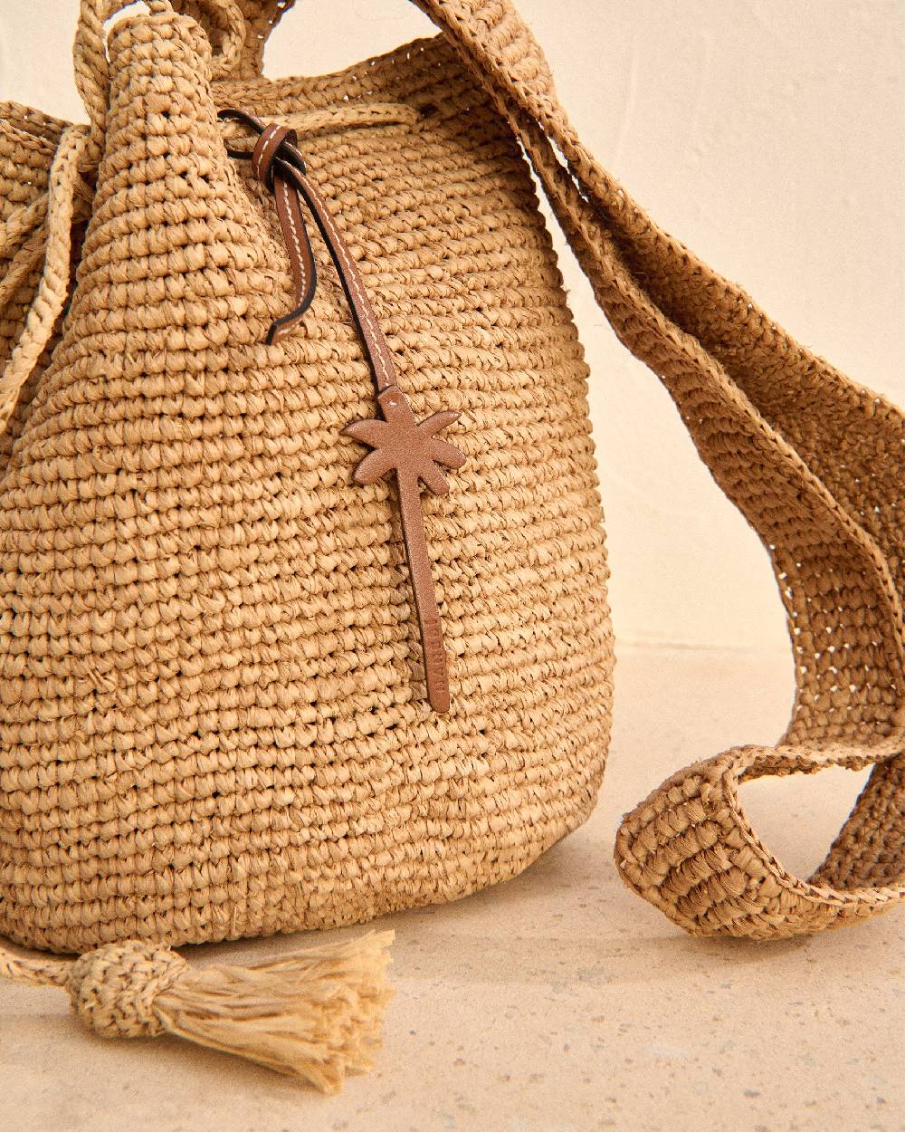 Manebí Raffia Beach Bucket - Palm Leather Tag Tan Acquista Ora