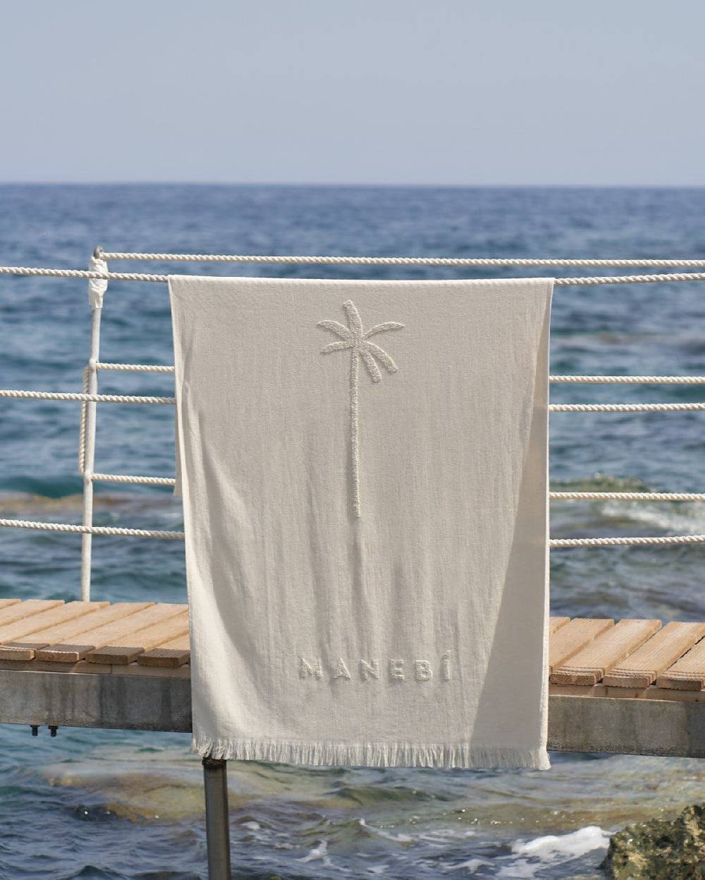 Manebí Jaquard Beach Towel - Embroidered Palm With Palm \u0026 Logo Sand Vendite stagionali
