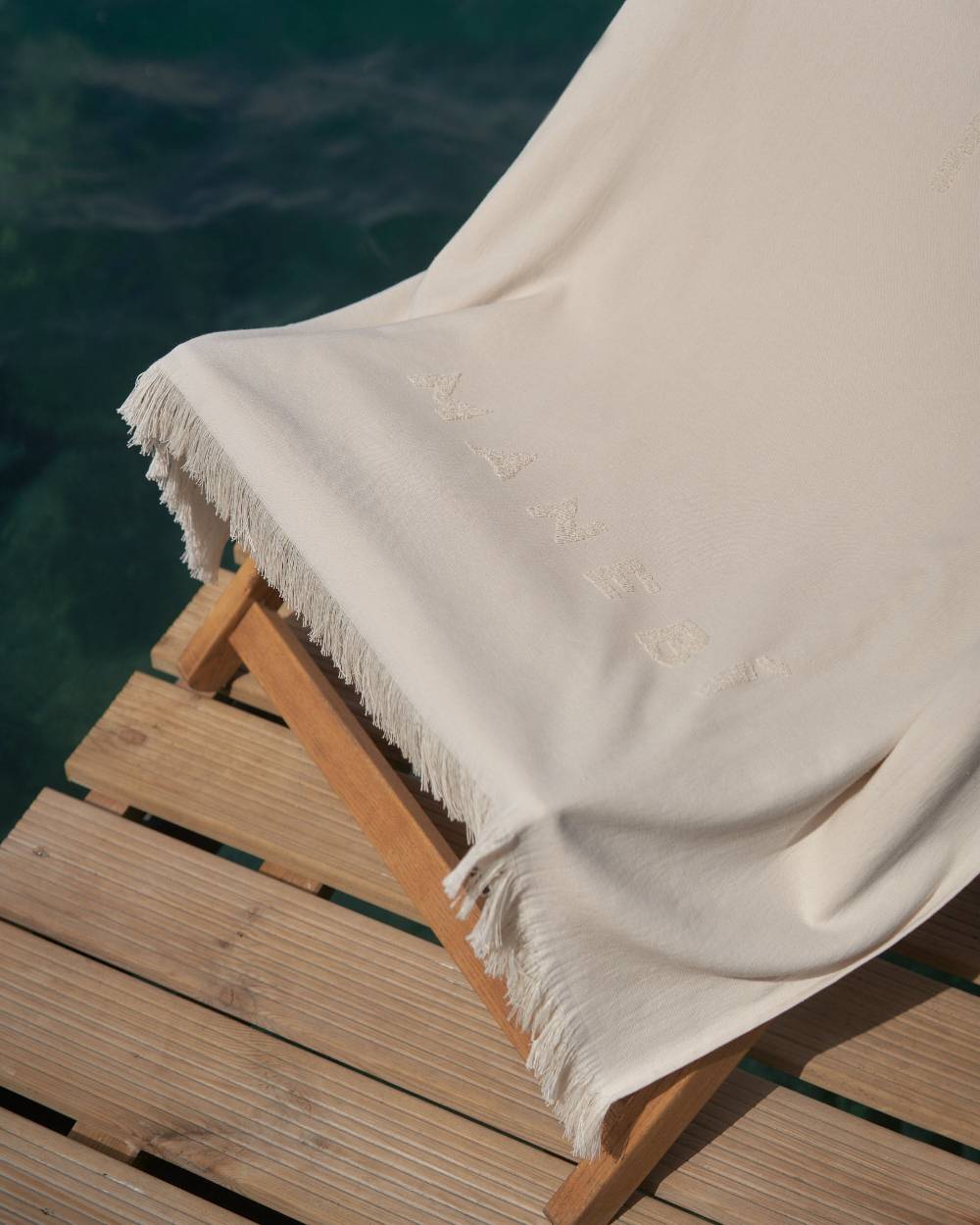 Manebí Jaquard Beach Towel - Embroidered Palm With Palm \u0026 Logo Sand Vendite stagionali