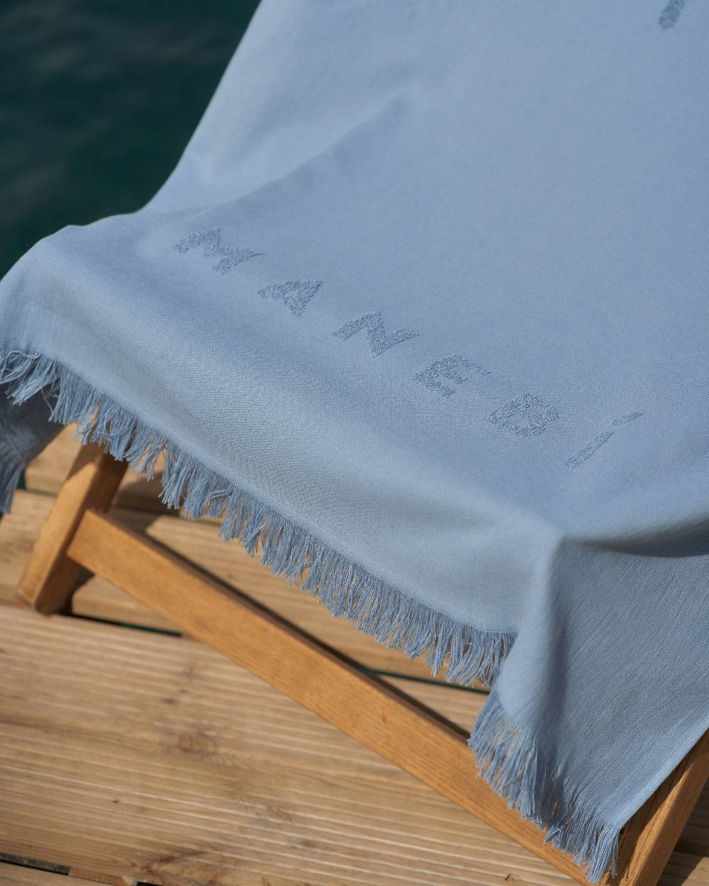 Manebí Jaquard Beach Towel - Embroidered Palm With Palm \u0026 Logo Indigo Saldi Di Fabbrica