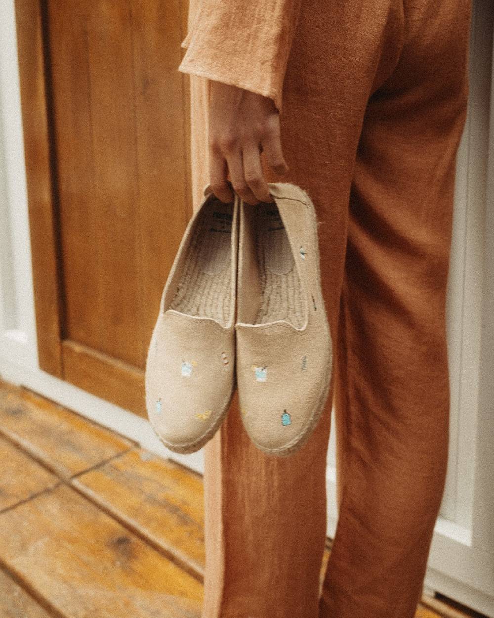 Manebí Espadrillas con Platform in Pelle Scamosciata - Portofino Dry Gin X Manebí Champagne Beige con Ricami Multicolor Italy