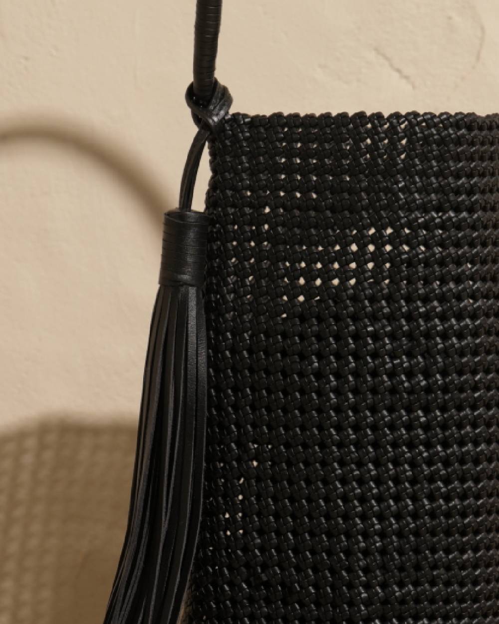 Manebí Borsa a Secchiello Intrecciata in Pelle - Black Vendita