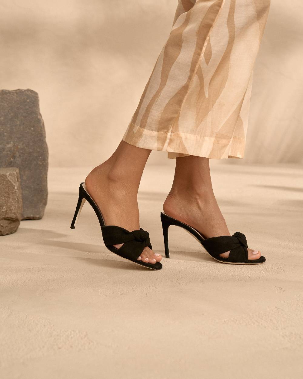 Manebí Sophie Suede Mule Heels - Knot Black Offerta San Valentino