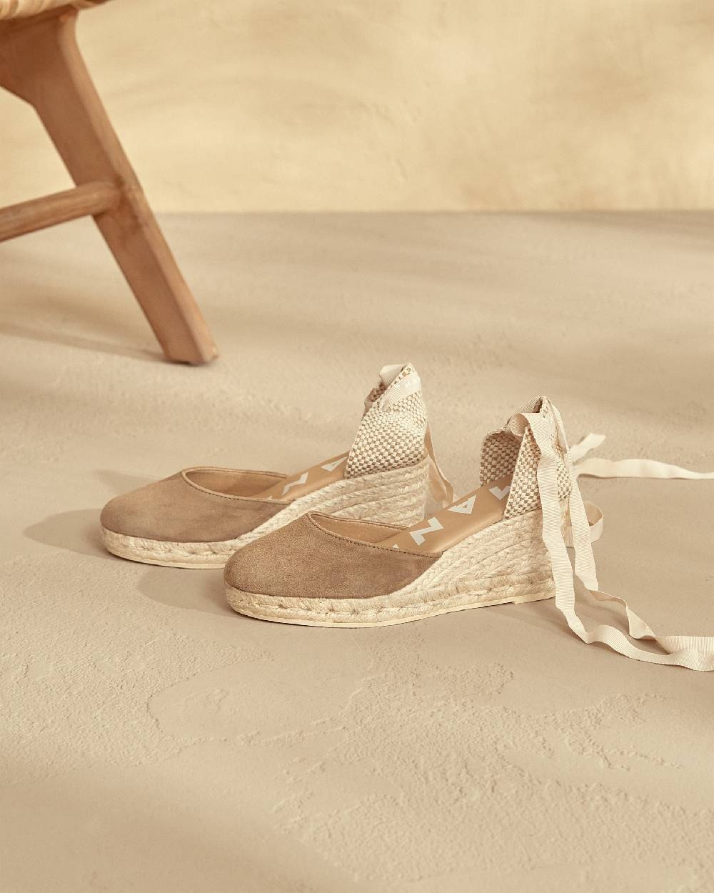 Manebí Soft Suede Low Wedge Espadrilles - Hamptons Vintage Taupe Sostegno trimestrale