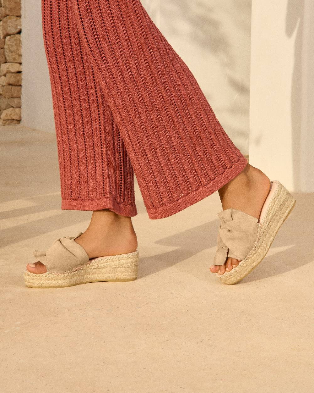 Manebí Soft Suede Platforms With Knot - Hamptons Champagne Beige Solo un giorno rimasto