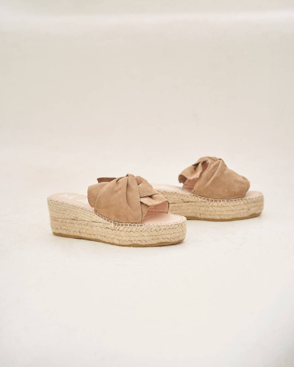 Manebí Soft Suede Platforms With Knot - Hamptons Vintage Taupe Enormi sconti