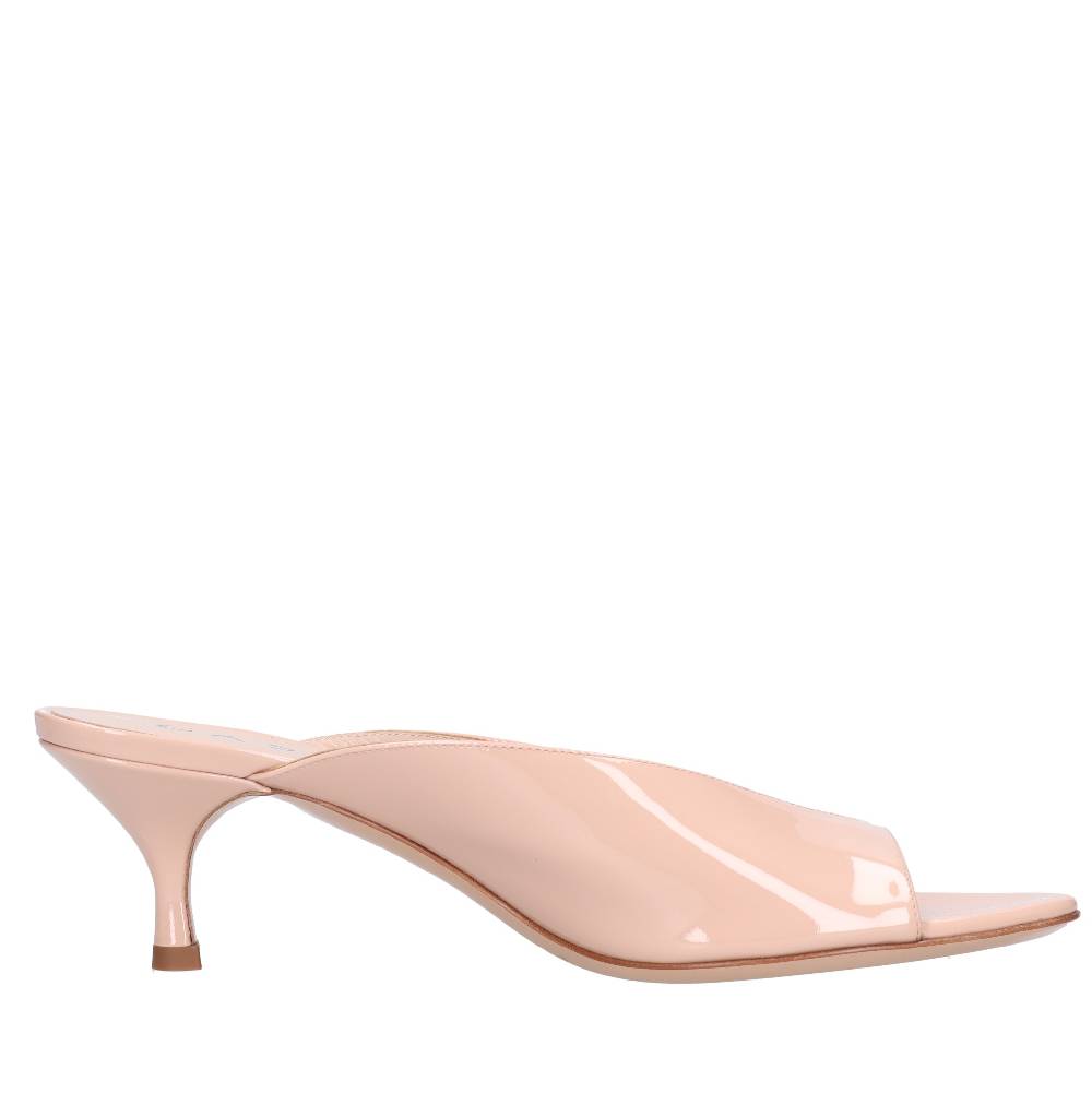 CASADEI Mules in vernice Saldi Di Fabbrica