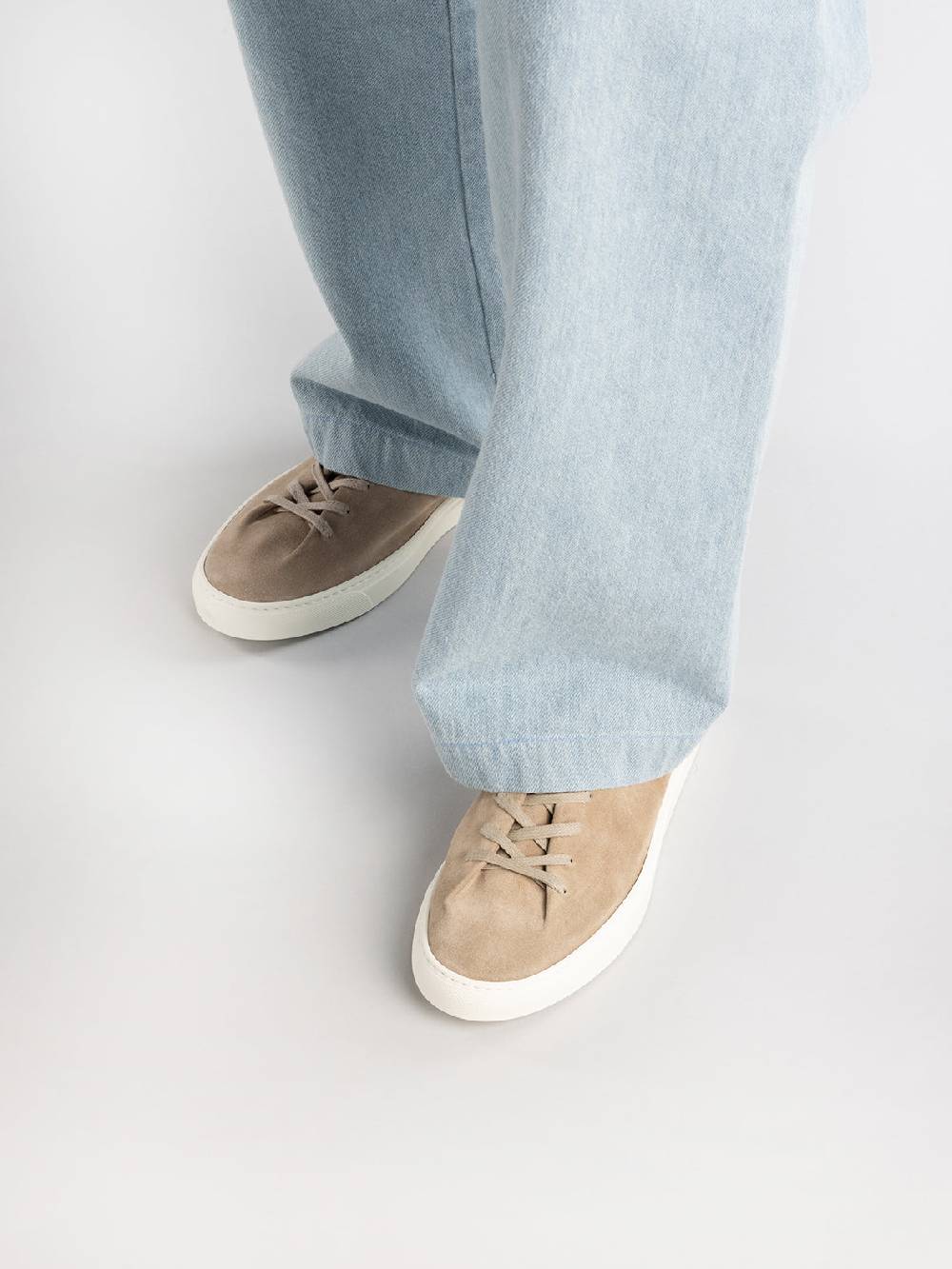 Officine Creative LEGGERA 001 Sneakers Basse in Pelle Scamosciata Marrone Fino al 65% di sconto