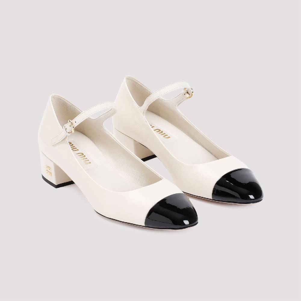 MIU MIU  Decollete in Pelle Color Nude MIU MIU con Tacco Logo Metallico Sconto